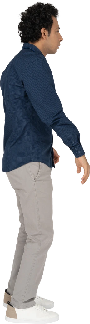Uomo in abiti casual in piedi di profilo