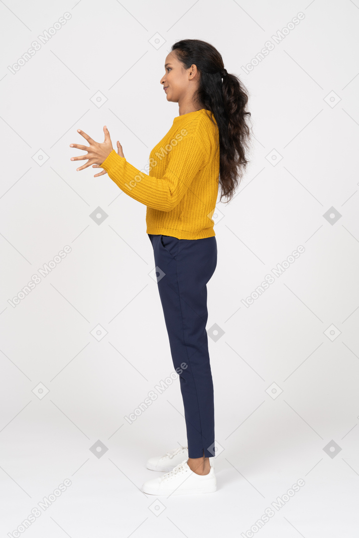 Vista lateral de uma garota com roupas casuais mostrando o tamanho de algo