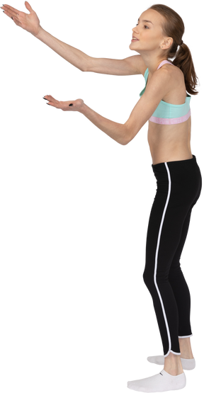 Vista lateral de una jovencita en ropa deportiva levantando las manos y cuestionando