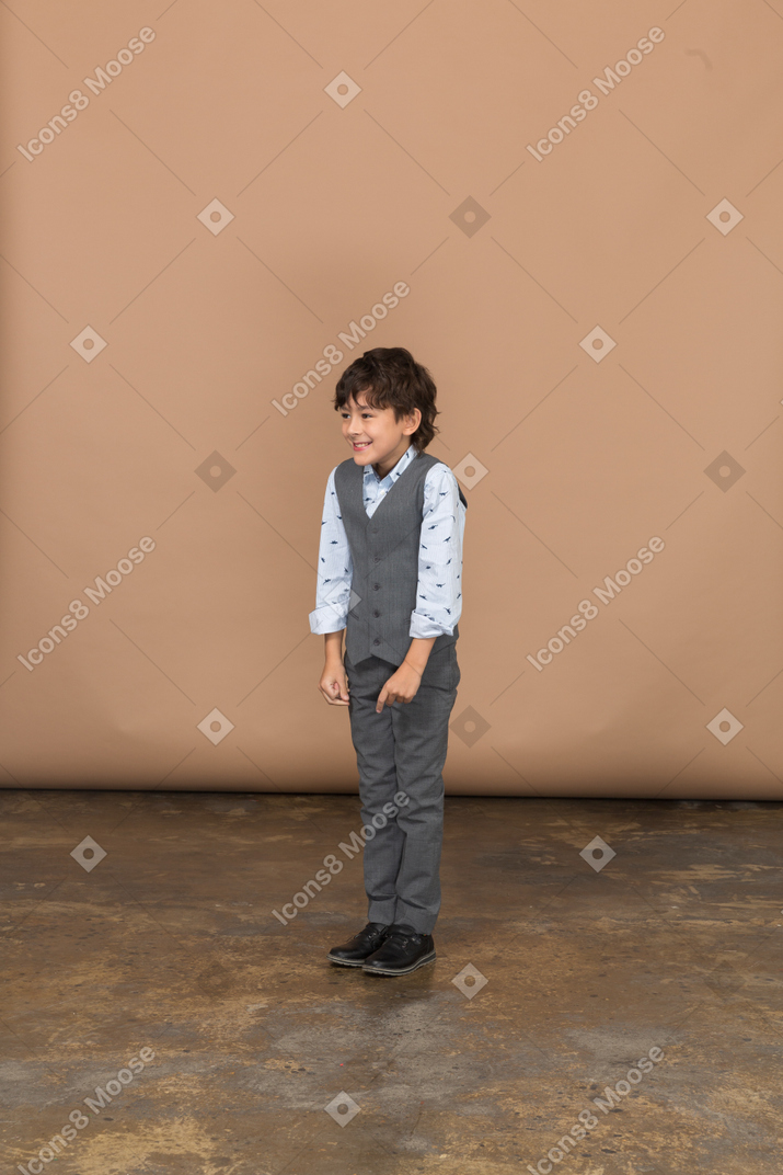 Застенчивый мальчик в костюме, вид спереди
