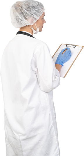 Vue de trois quarts arrière d'une jeune femme médecin prenant des notes sur sa tablette