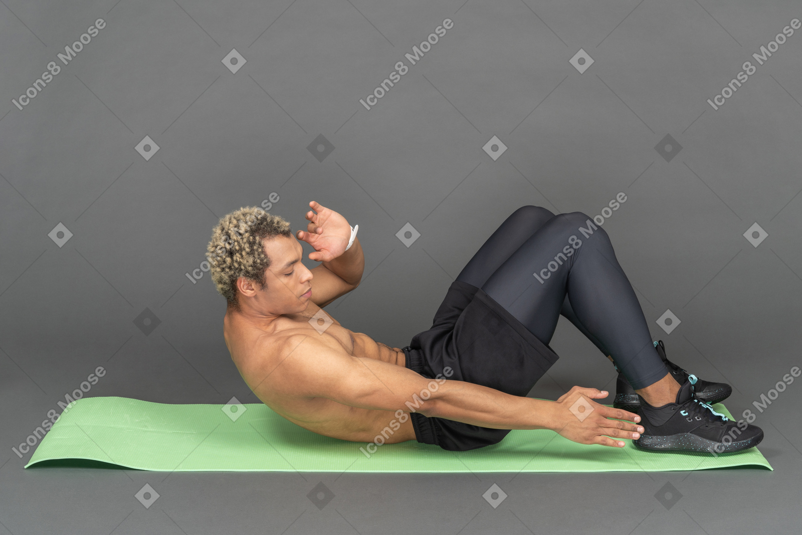 Мужчина делает растяжку на коврике для йоги
