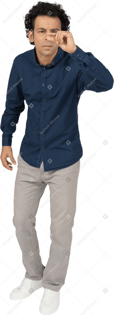 Vista frontal de um homem em roupas casuais mostrando o tamanho de algo