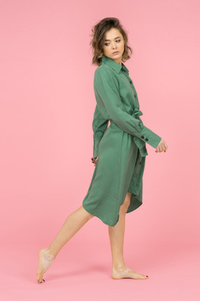 Retrato de menina sem botas em vestido verde