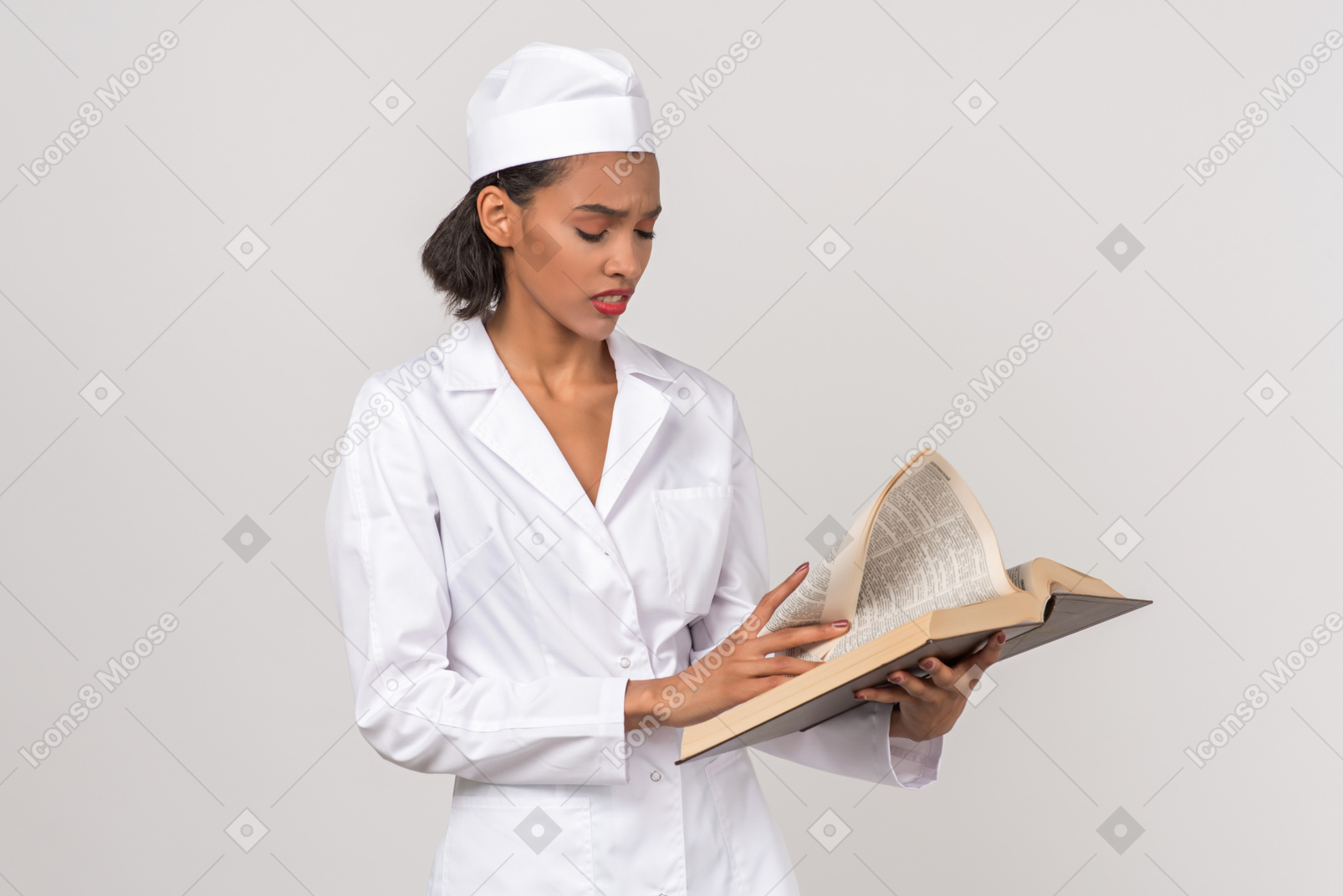 Doctora atractiva buscando algo en un libro.