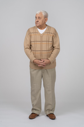 Vista frontale di un vecchio in abiti casual che guarda da parte