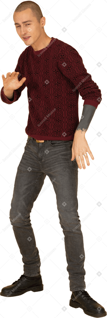 手を上げる赤いプルオーバーの若い男の正面図