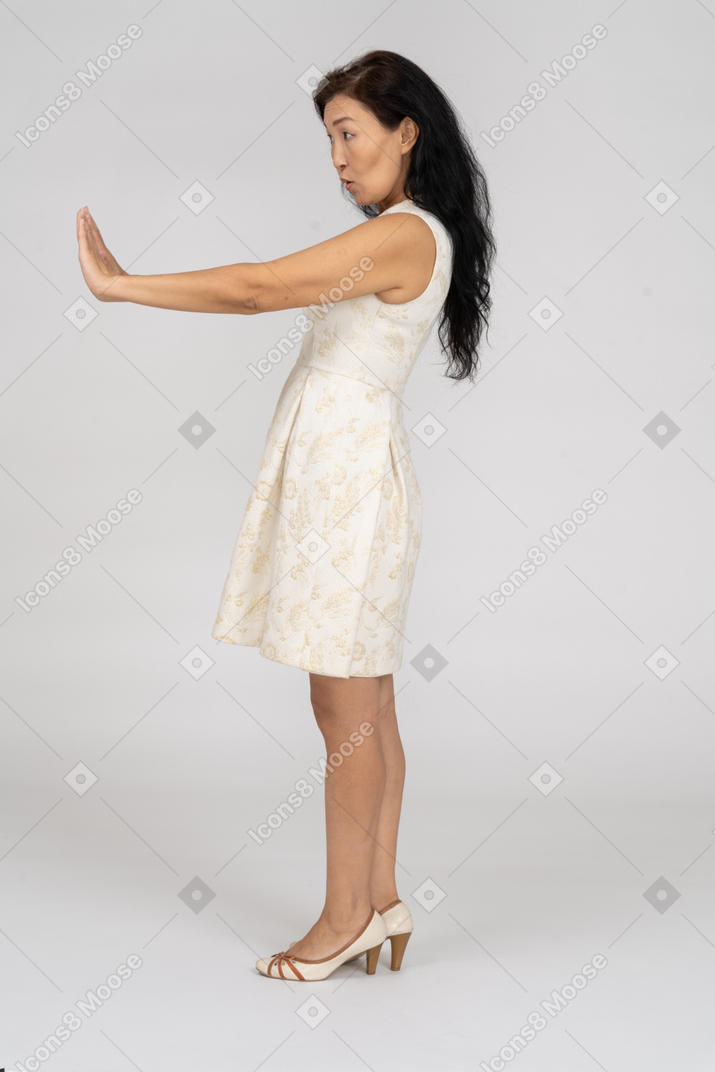 Frau in einem weißen kleid stehend