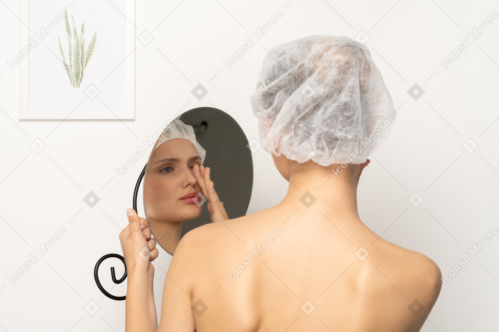Mulher insegura no boné médico olhando seu reflexo no espelho