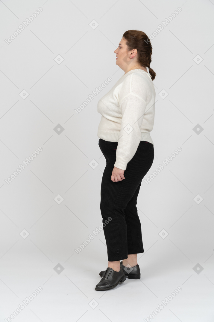 Mujer regordeta triste en ropa casual