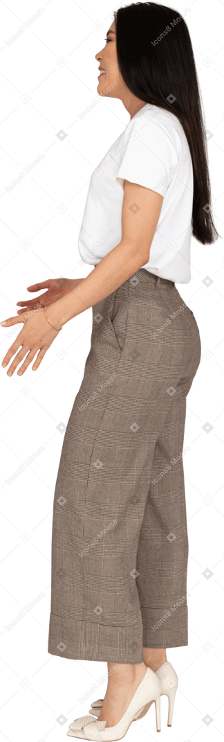 Vue latérale d'une jeune femme souriante en culotte et t-shirt