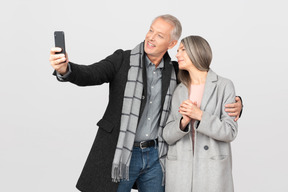 Uomo e donna che fanno selfie