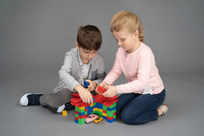 Niños jugando lego