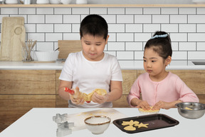 Crianças fazendo biscoitos