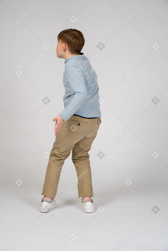 Vista posteriore di un ragazzo in camicia blu