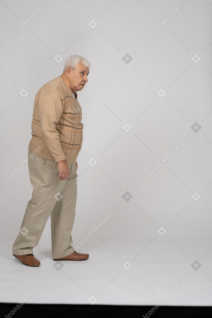 一位老人行走的侧视图