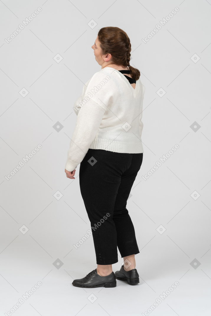 Mulher rechonchuda com roupas casuais em pé de perfil