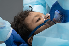 Close-up de um menino na mesa de operação