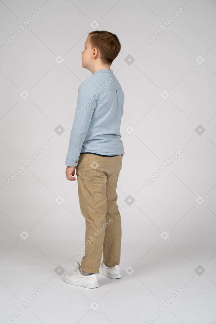 Мальчик в повседневной одежде