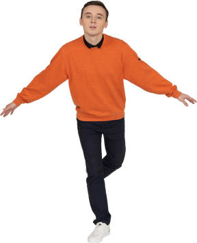 橙色运动衫摆姿势的年轻人