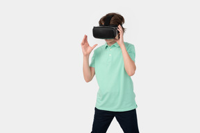Мальчик поправляет гарнитуру виртуальной реальности
