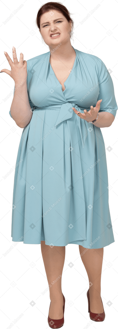 Vista frontal de uma mulher de azul gesticulando e fazendo caretas