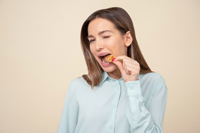 Mujer atractiva tratando de morder bitcoin