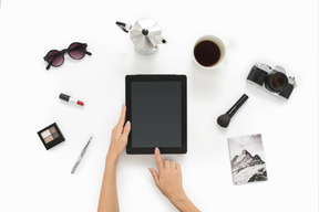 Mano femenina de cambio en una tableta digital