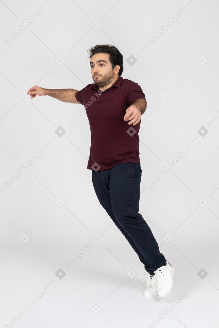 Homem em roupas casuais pulando para o lado