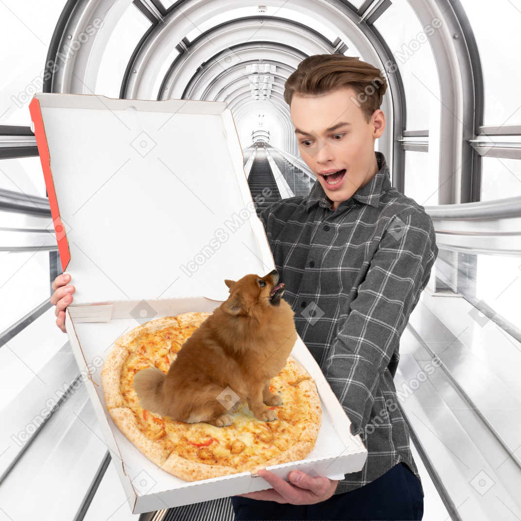 男人打开披萨盒，狗坐在食物上