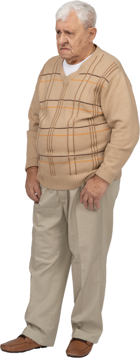Vista frontal de un anciano gruñón con ropa informal