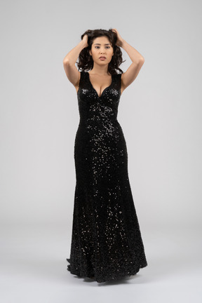 Hermosa mujer asiática en vestido de noche negro