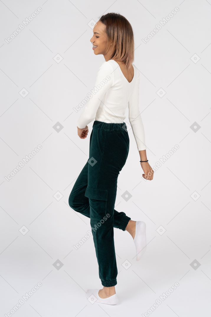カジュアルな服を着て歩く女性