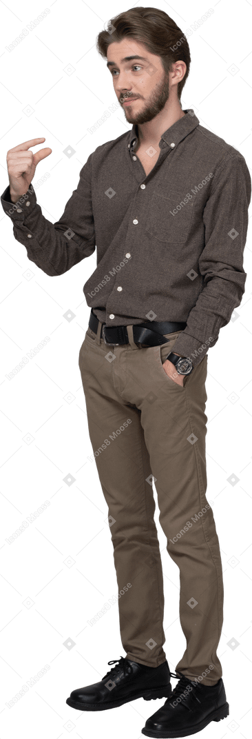 Dreiviertelansicht eines jungen mannes in bürokleidung, der die größe von etwas zeigt