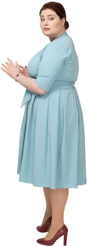 Vista laterale di una donna in abito blu