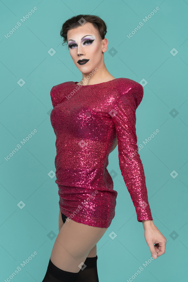 Ritratto di una drag queen in abito rosa con paillettes