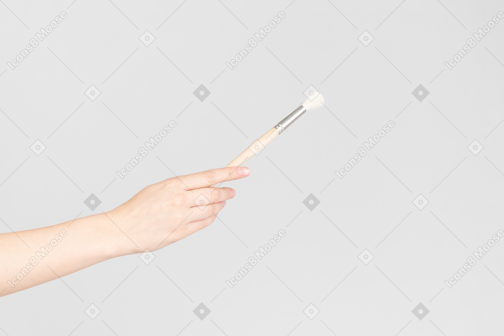 Weibliche hand hält pinsel