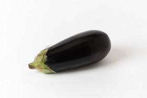 Aubergines sur fond blanc