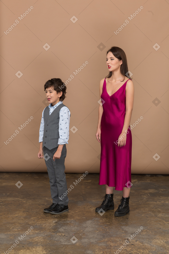 Vista lateral de uma mulher e um menino enojados