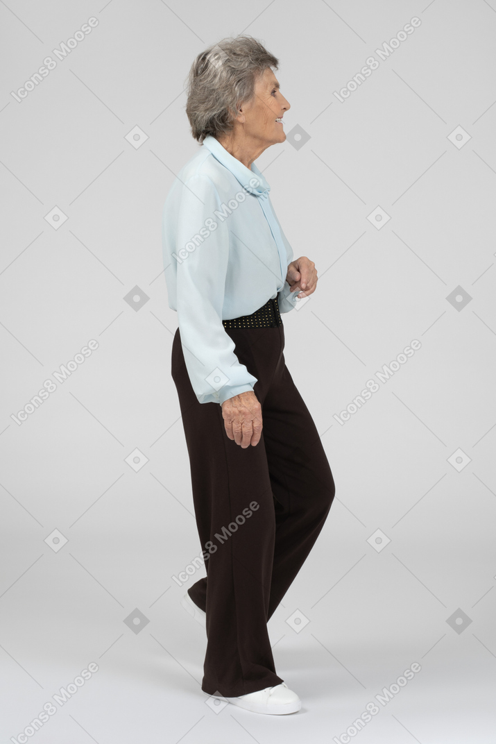 Anciana caminando