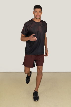 Jeune homme en vêtements de sport jogging