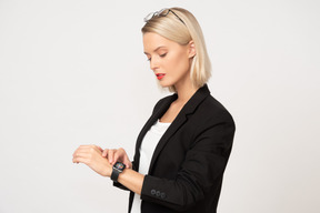 Um tiro recortado de uma jovem mulher vestindo smartwatch