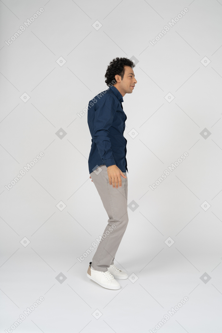 Vista laterale di un uomo in abiti casual che balla