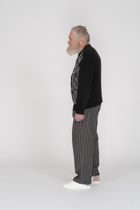 Seitenansicht eines stehenden alten mannes in freizeitkleidung