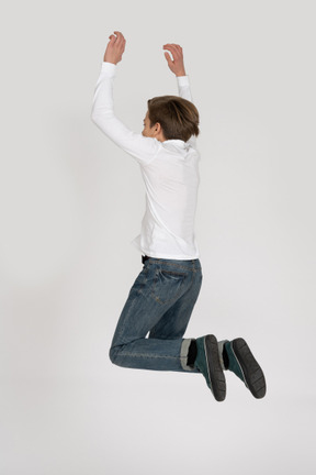 Молодой человек в повседневной одежде прыгает