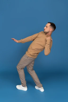 Joven bailando