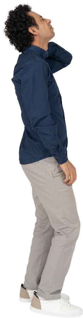 Seitenansicht eines mannes in freizeitkleidung mit nackenschmerzen