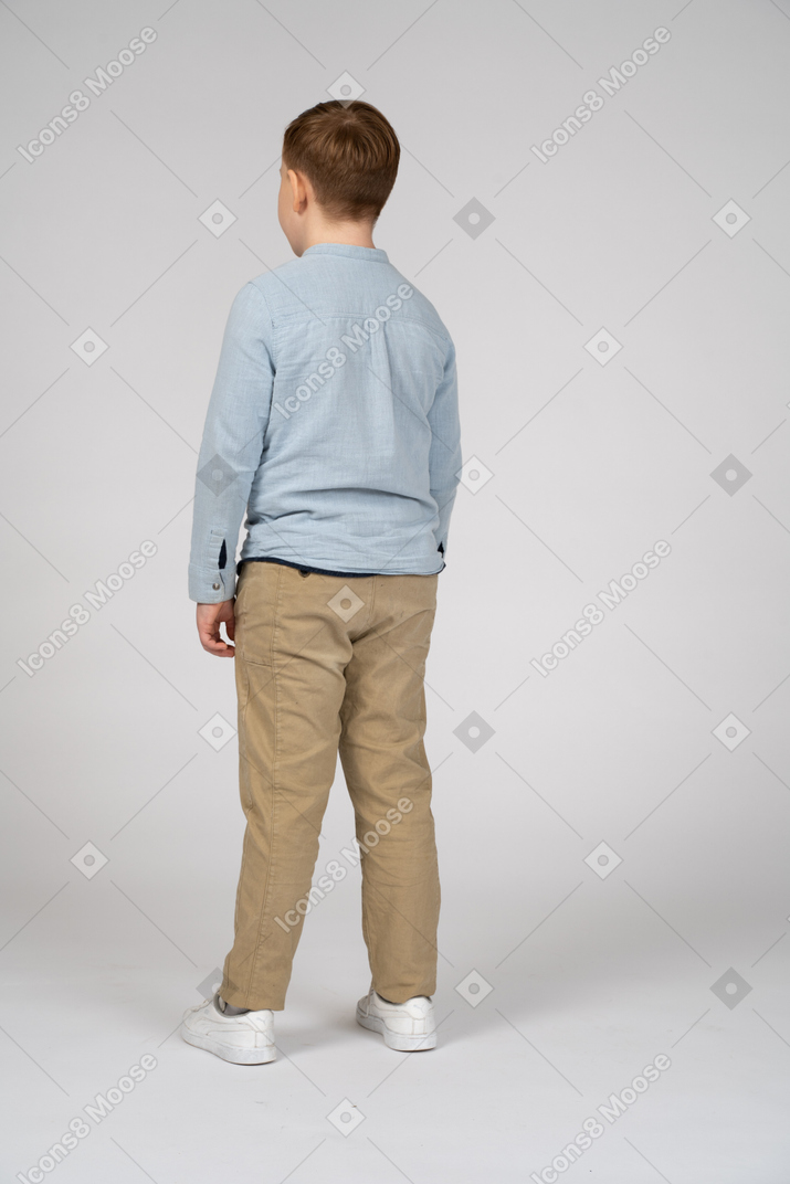 Vista posteriore di un ragazzo in abiti casual