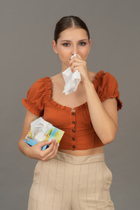 Vista frontal de una joven llorando con un pañuelo en las manos