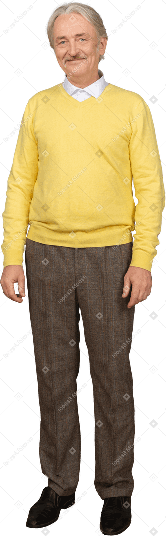 一个微笑的老人，穿着黄色套头衫，看着相机的前视图
